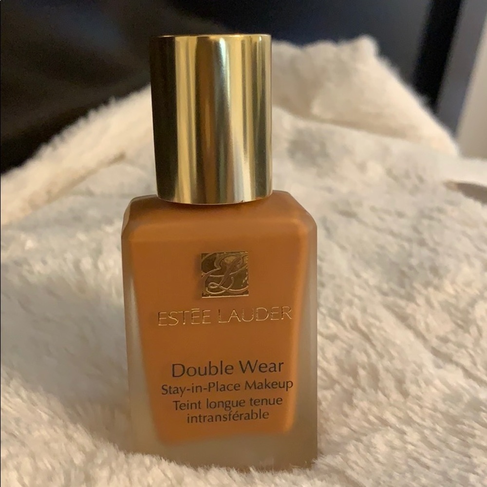 Estée Lauder double wear stay in place makeup